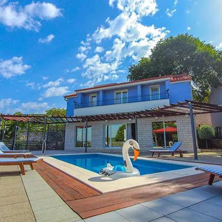 Holiday home Sena - Private Pool, Sports Field, Bbq, Parking - Lovrec Opanci